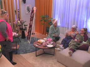 Karina, Désirée, Sarah-Jane Wollny und Laura in der "Musterwohnung" bei "Promi Big Brother"
