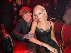 Samuel Dohmen und Daniela Djokic sitzen an einem Tisch