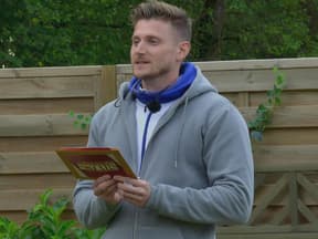Tommy Pedroni vor Zaun im Sommerhaus der Stars