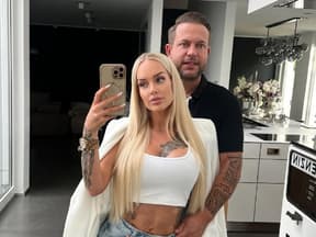 Vanessa Louis und Dennis Kessmeyer vor einem Spiegel