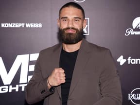 Aleks Petrovic mit Bart und geballten Fäusten