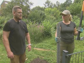 Christoph und Insa arbeiten im Garten bei Bauer sucht Frau