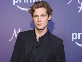 Damian Hardung vor Maxton Hall Wand