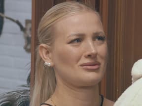 Edda Pilz im Sommerhaus der Stars weint