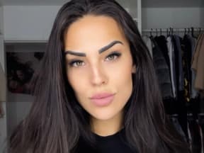 Elena Miras vor Kleiderschrank ganz ernst