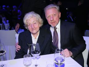 Elvira und Boris Becker sitzen am Tisch