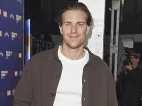 Felix Stein lächelt auf rotem Teppich