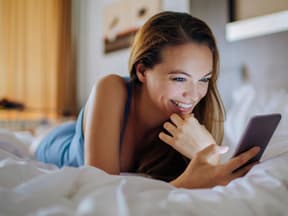 Eine Frau scrollt am Handy