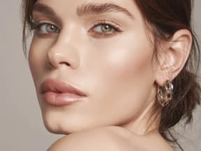 Frau mit makelloser Haut