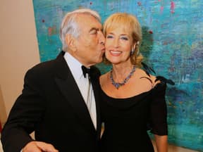 Helmut Zilk gibt Dagmar Koller Kuss auf die Wange