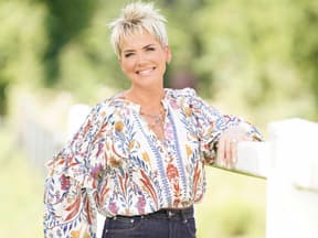 Inka Bause lächelt in der Natur