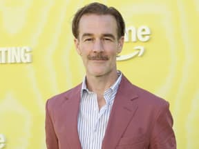 james van der Beek vor gelber Fotowand