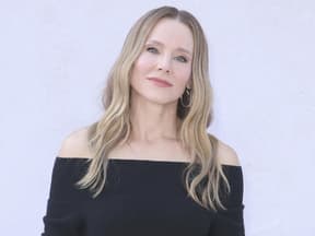 Kristen Bell vor fliederfarbenener Wand