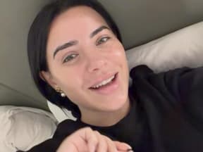 Leyla Heiter lächelt im Bett