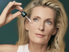 Maria Furtwängler trägt Serum auf