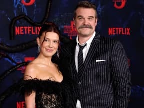 Millie Bobby Brown Arm in Arm mit David Harbour
