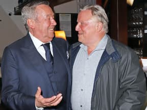 Roland Kaiser und Axel Prahl schauen sich an und lachen