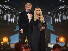 Thomas Gottschalk und Cher gemeinsam auf der Bühne beim Bambi 2025