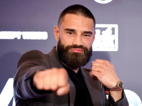 Aleks Petrovic tut als würde er boxen