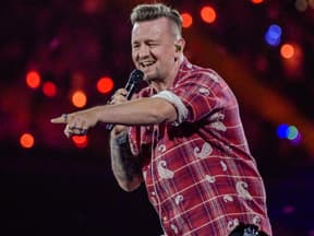 Ben Zucker mit Mikro auf Bühne