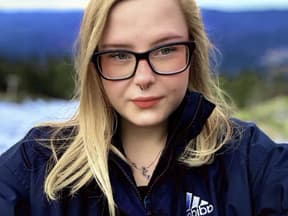 Calantha Wollny macht ein Selfie mit Brille in der Natur