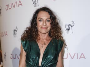 Christine Neubauer in einem grünen Kleid, lächelt