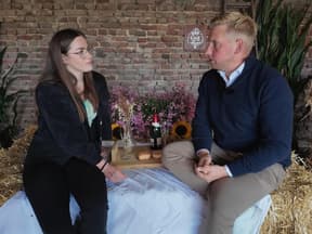 Daniel und Jenny auf Stohballen