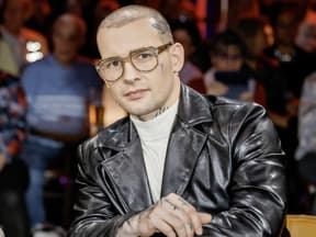 Eric Stehfest mit Brille und kurzen Haaren