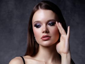 Mascara mit Hyaluron Junge Frau starkes Augen-make-up