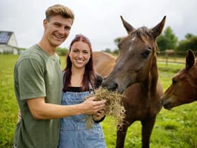 Laura mit Bauer sucht Frau Friedrich bei den Pferden