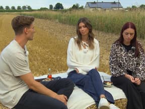 Bauer sucht Frau Friedrich mit Selina und Laura auf Heuballen