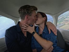 Laura und Friedrich küssen sich bei Bauer sucht Frau