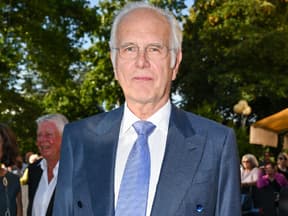 Harald Schmidt im blauen Anzug