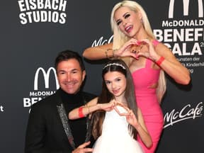 Daniela Katzenberger und Lucas Cordalis mit Tochter Sophia auf dem Red Carpet