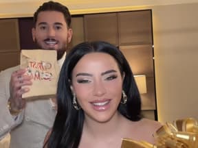 Mike und Leyla Heiter mit Geschenken in der Hand