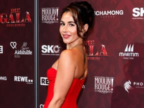 Sarah Engels im engen Kleid auf dem red carpet