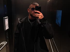 Serkan Yavuz ganz dunkel Kleidet macht foto im fahrstuhl