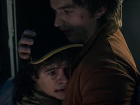 Steve nimmt Dustin bei "Stranger Things" 5 in den Arm