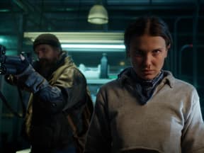 Elfi bei "Stranger Things" mit Nasenbluten, Jim Hopper hinter ihr