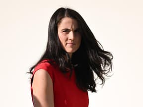 Tatiana Schlossberg im roten Kleid