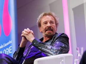 Thomas Gottschalk faltet die Hände zusammen