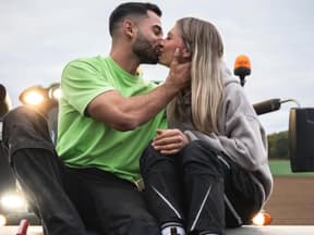 Bastian und Kerrin knutschen auf Traktor