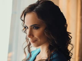 Dunkelhaarige mit tollen Wimpern