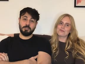 David und Christina sitzen nebeneinander