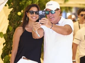 Dieter Bohlen und Carina machen Selfie