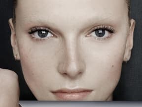 Frau mit dichten Wimpern