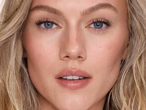 Frau mit makelloser Haut