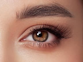 Frau mit langen dichten Wimpern