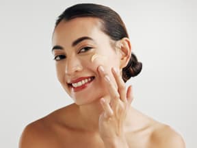 Frau trägt Make-up auf