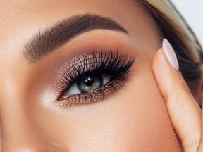 Frau mit perfekten Wimpern